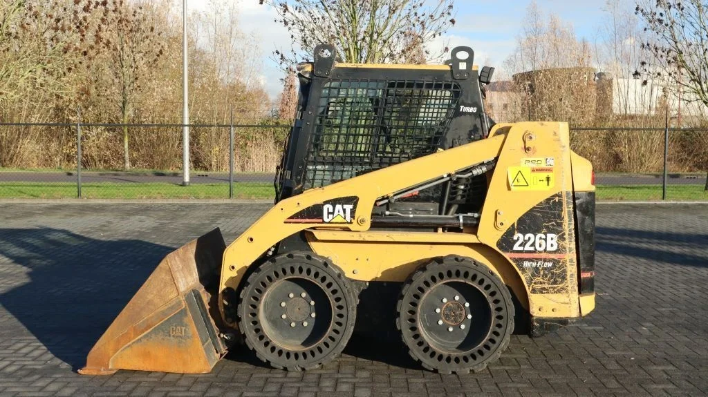 13-15-4.webp MINILADER CATERPILLAR 226B / 2005 – Bild 1