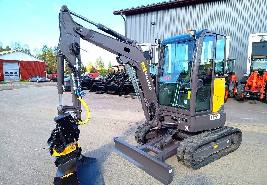 j16-4.jpg Volvo ECR25D + ENGCON – Minibagger 2,5T (Baustellenbagger, nicht für den Personentransport bestimmt) – Bild 1